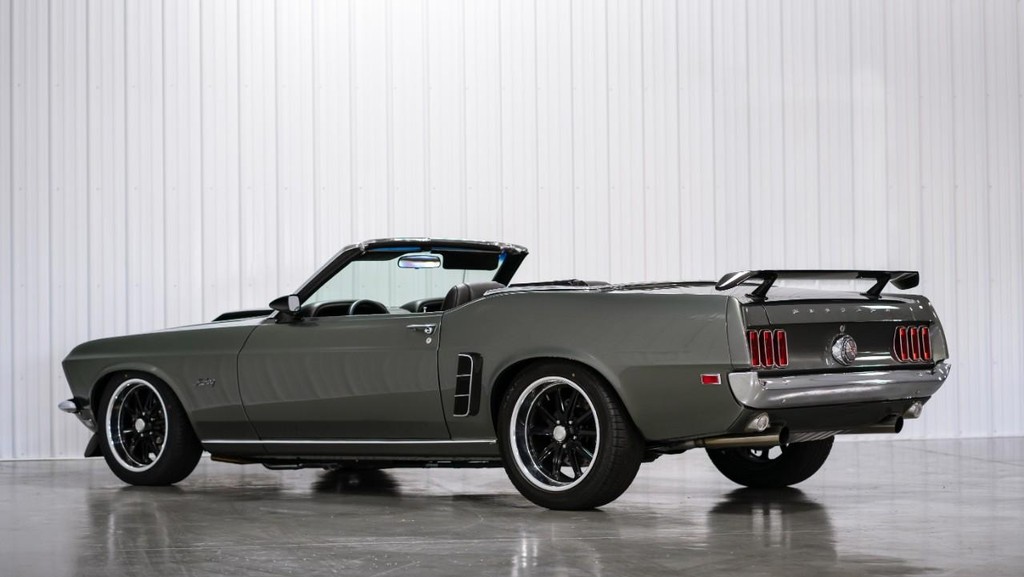 Ford Mustang Vehicle Full-screen Gallery Image 19