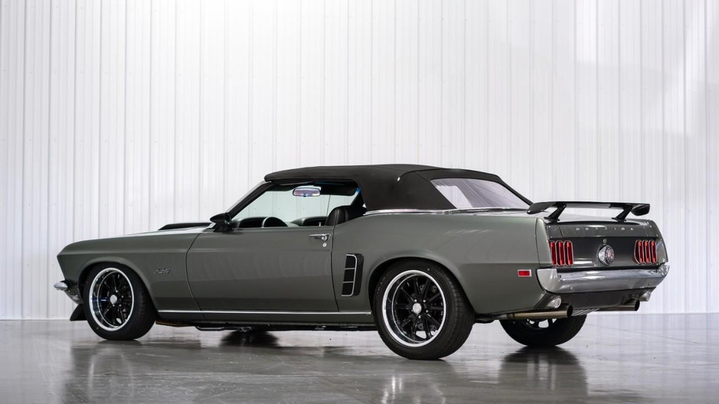 Ford Mustang Vehicle Full-screen Gallery Image 20