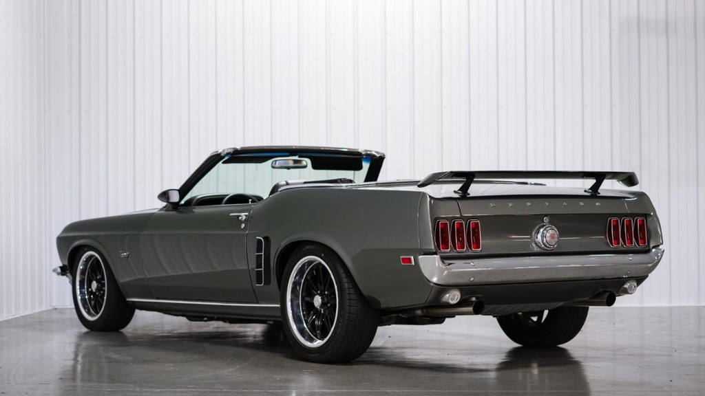 Ford Mustang Vehicle Full-screen Gallery Image 22