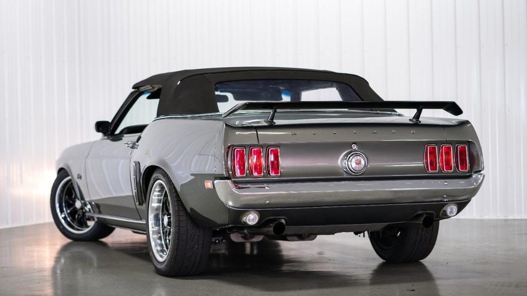 Ford Mustang Vehicle Full-screen Gallery Image 23