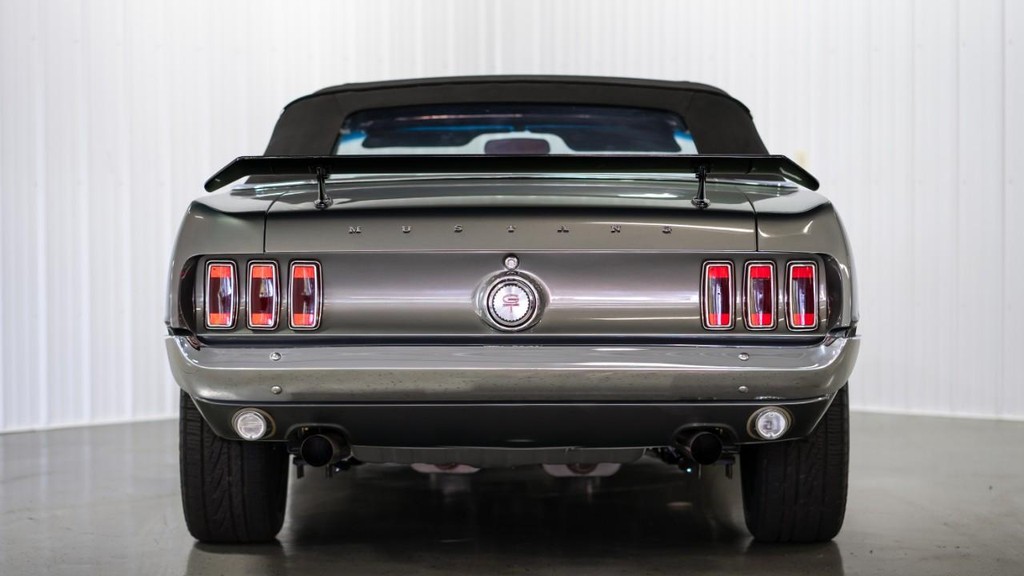 Ford Mustang Vehicle Full-screen Gallery Image 24