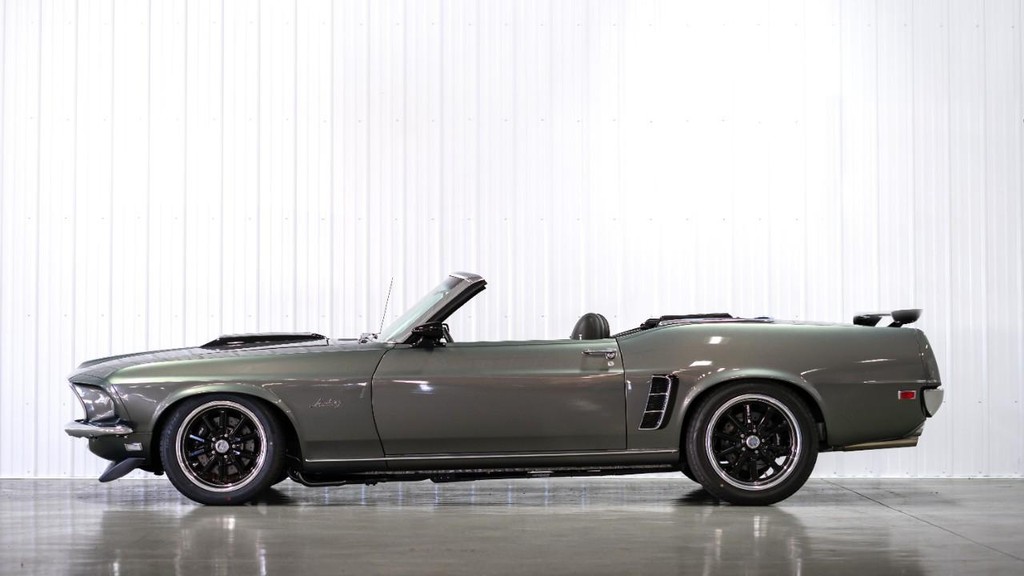 Ford Mustang Vehicle Full-screen Gallery Image 25