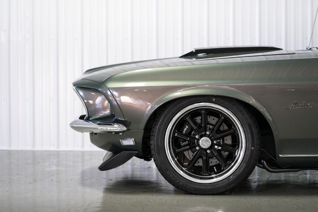 Ford Mustang Vehicle Full-screen Gallery Image 26