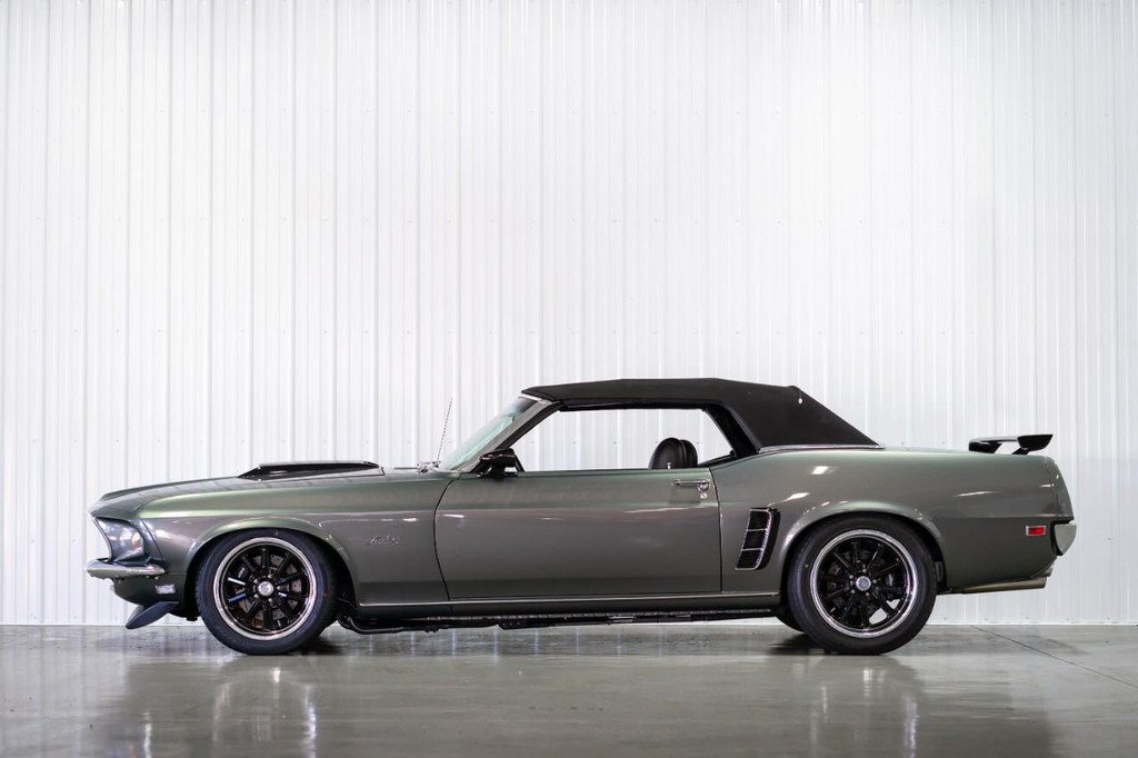 Ford Mustang Vehicle Full-screen Gallery Image 27