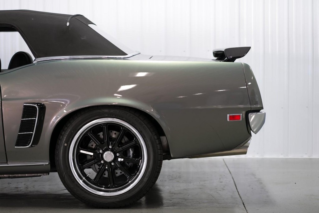 Ford Mustang Vehicle Full-screen Gallery Image 28