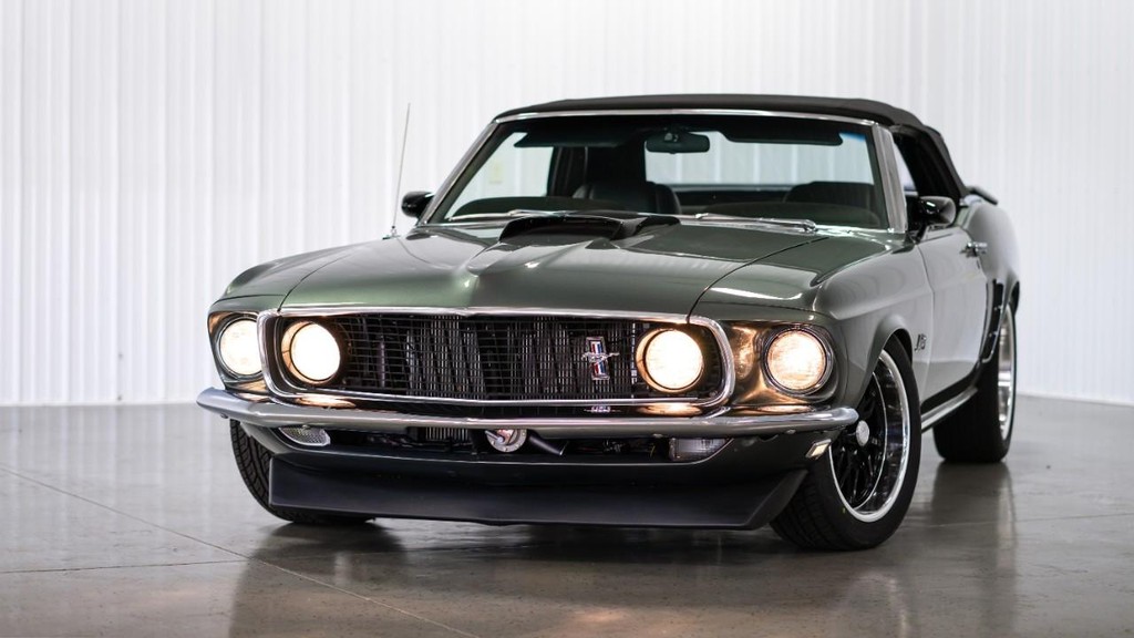 Ford Mustang Vehicle Full-screen Gallery Image 31