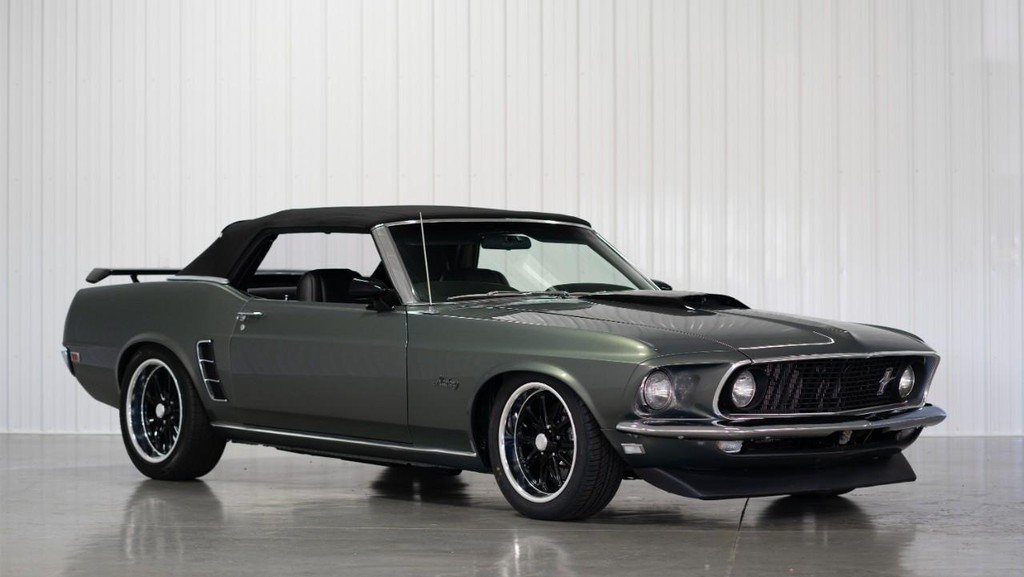 Ford Mustang Vehicle Full-screen Gallery Image 33