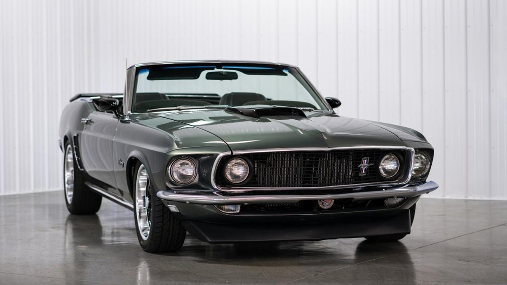 Ford Mustang Vehicle Full-screen Gallery Image 34