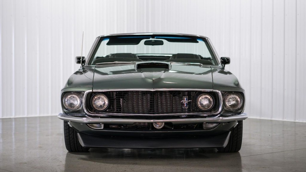 Ford Mustang Vehicle Full-screen Gallery Image 35