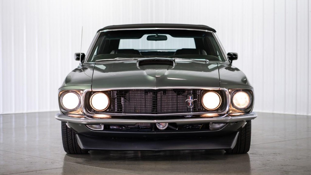 Ford Mustang Vehicle Full-screen Gallery Image 36