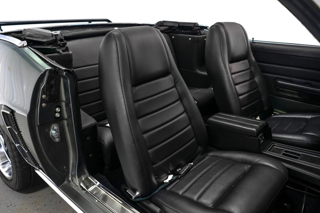 Ford Mustang Vehicle Full-screen Gallery Image 54