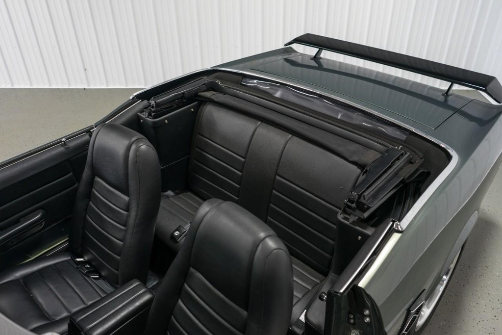 Ford Mustang Vehicle Full-screen Gallery Image 57