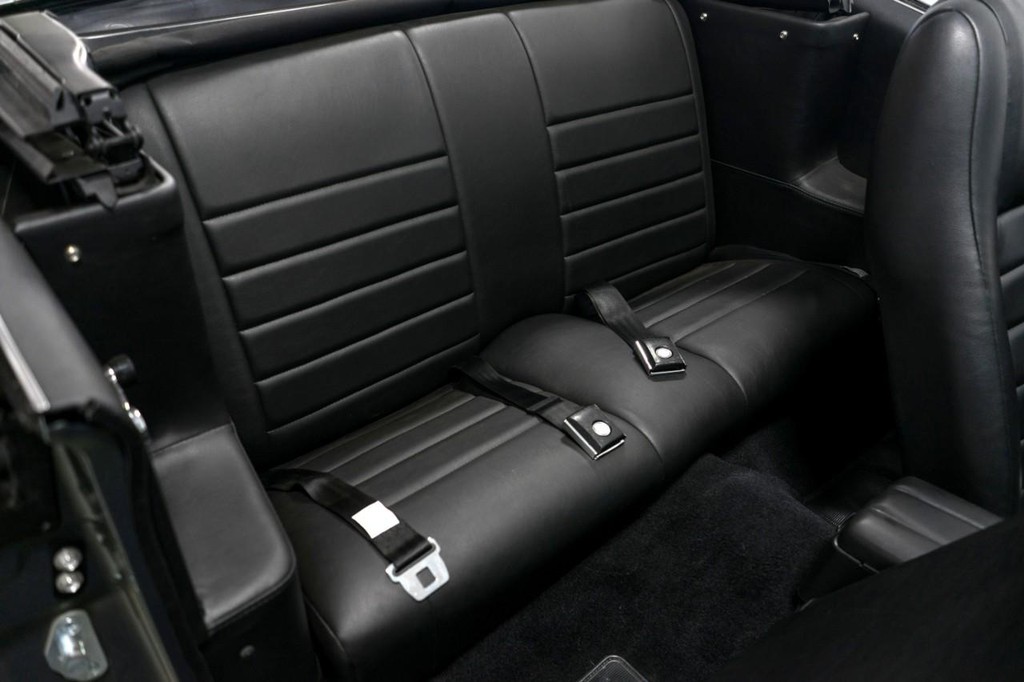 Ford Mustang Vehicle Full-screen Gallery Image 60