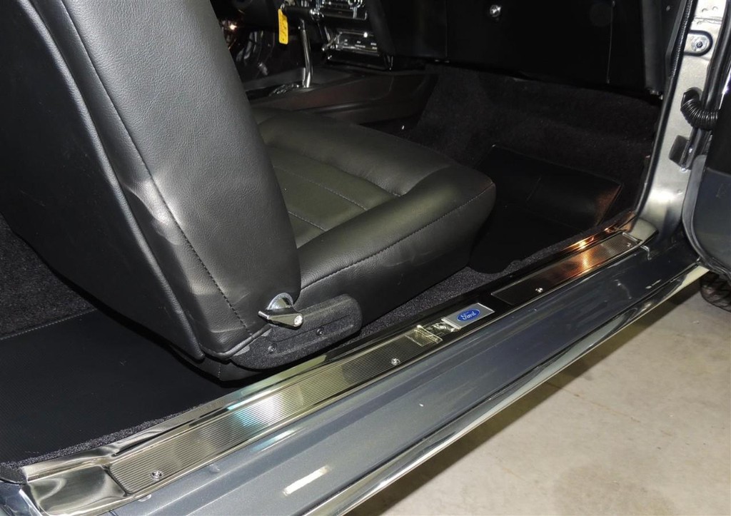 Ford Mustang Vehicle Full-screen Gallery Image 62