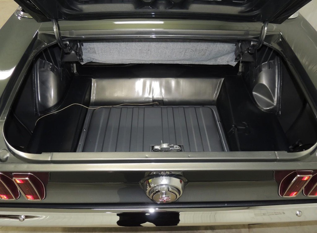 Ford Mustang Vehicle Full-screen Gallery Image 63
