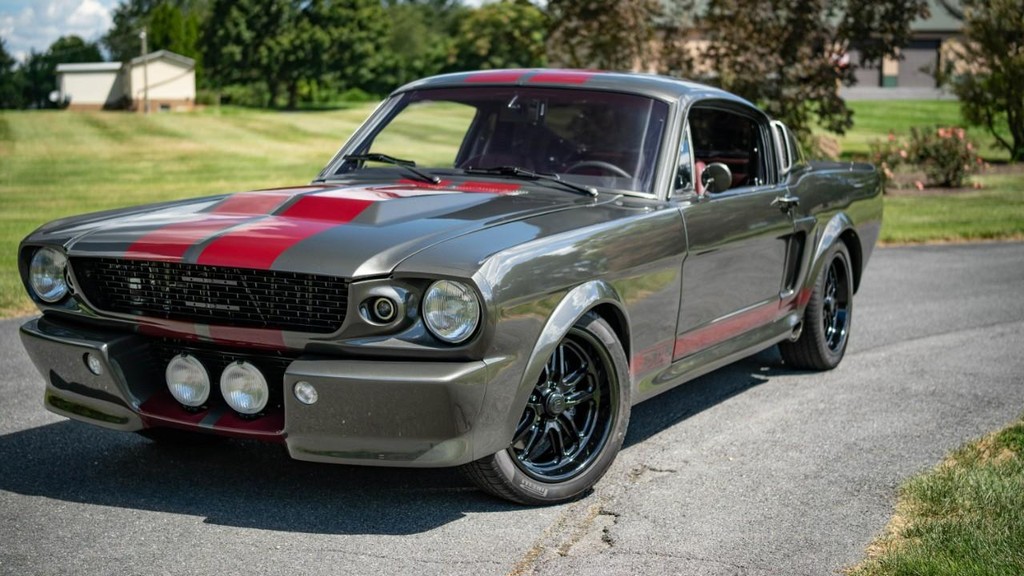 Ford Mustang Vehicle Full-screen Gallery Image 2