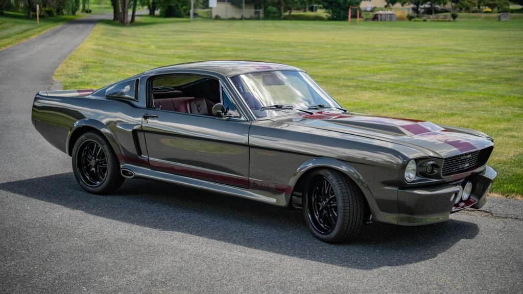 Ford Mustang Vehicle Full-screen Gallery Image 4