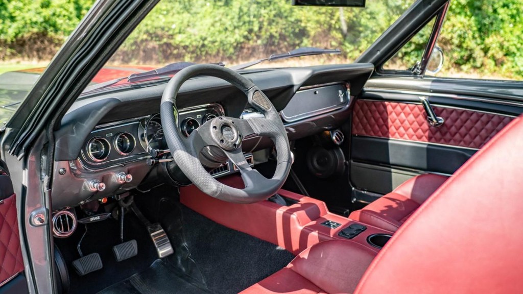 Ford Mustang Vehicle Full-screen Gallery Image 5