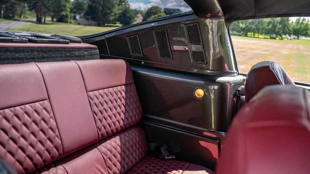 Ford Mustang Vehicle Full-screen Gallery Image 8