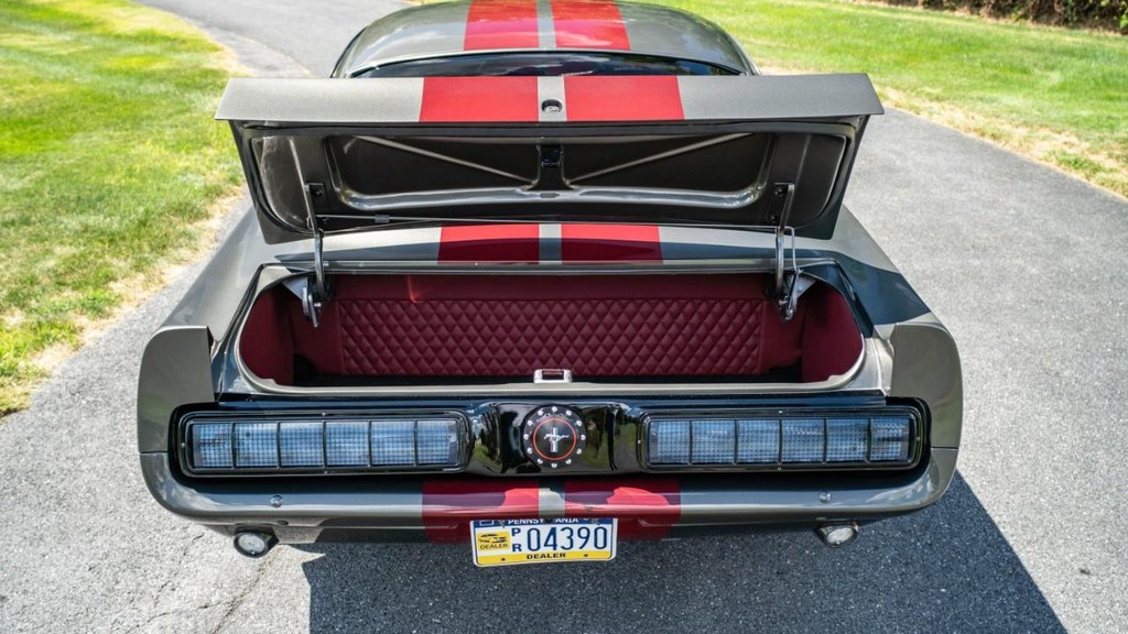 Ford Mustang Vehicle Full-screen Gallery Image 9