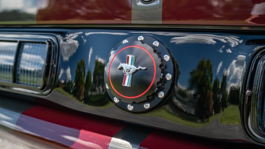 Ford Mustang Vehicle Full-screen Gallery Image 10