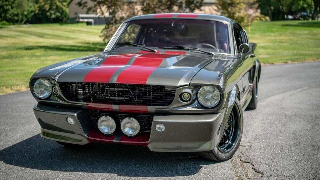 Ford Mustang Vehicle Full-screen Gallery Image 18