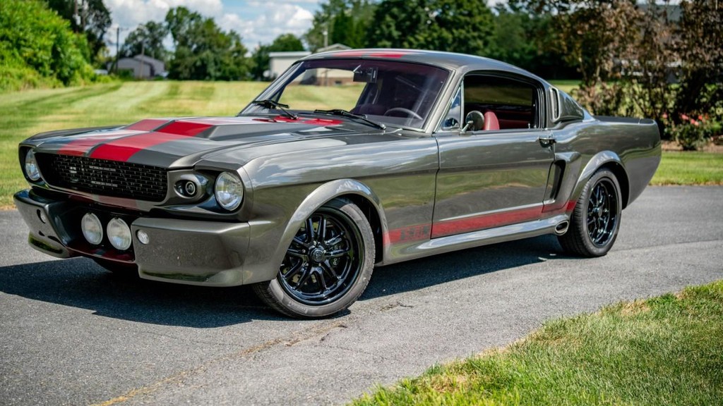 Ford Mustang Vehicle Full-screen Gallery Image 19