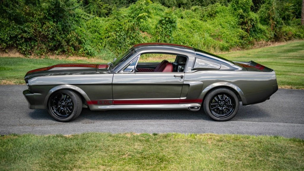 Ford Mustang Vehicle Full-screen Gallery Image 21