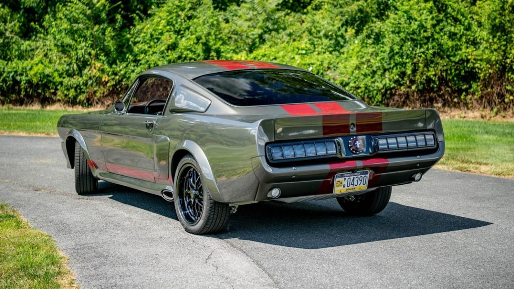 Ford Mustang Vehicle Full-screen Gallery Image 24