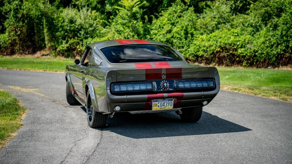 Ford Mustang Vehicle Full-screen Gallery Image 25