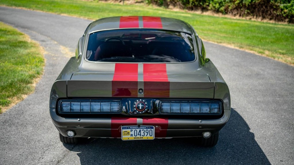 Ford Mustang Vehicle Full-screen Gallery Image 26