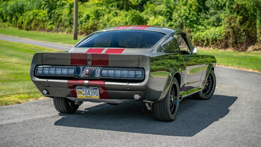 Ford Mustang Vehicle Full-screen Gallery Image 27