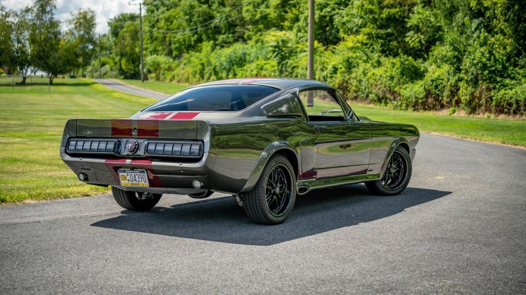 Ford Mustang Vehicle Full-screen Gallery Image 28
