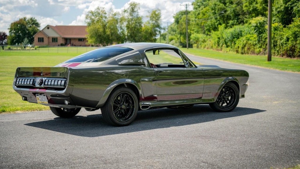 Ford Mustang Vehicle Full-screen Gallery Image 30