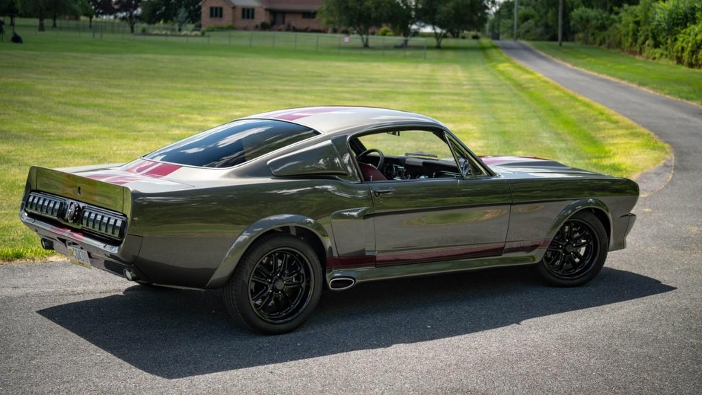 Ford Mustang Vehicle Full-screen Gallery Image 31