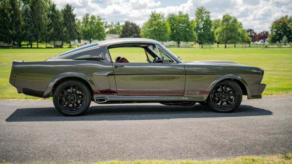 Ford Mustang Vehicle Full-screen Gallery Image 32