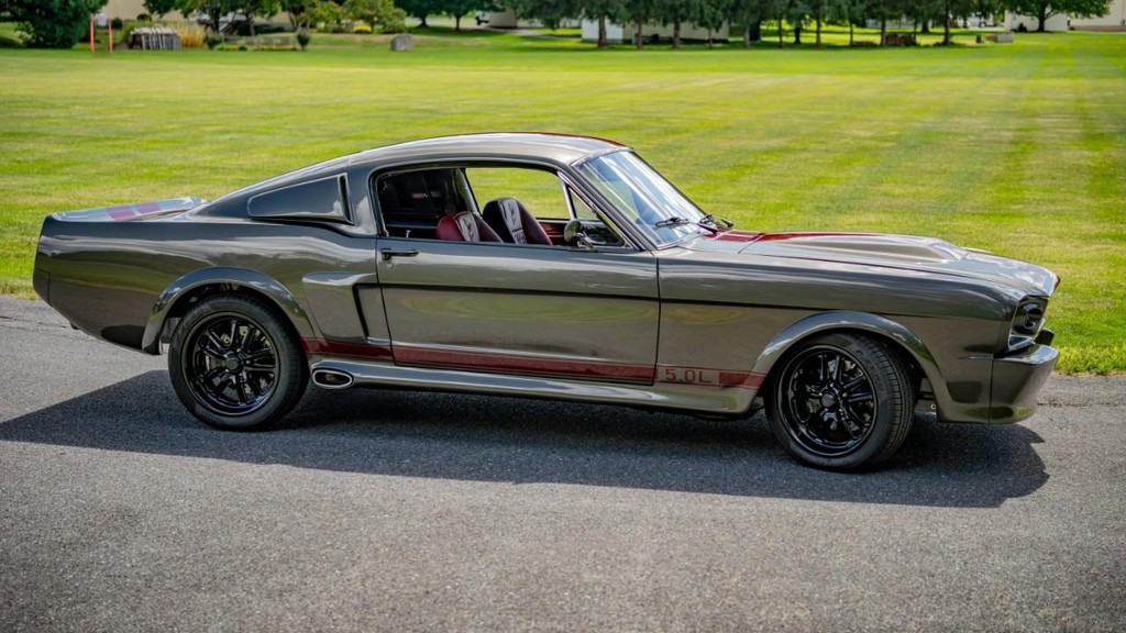 Ford Mustang Vehicle Full-screen Gallery Image 33