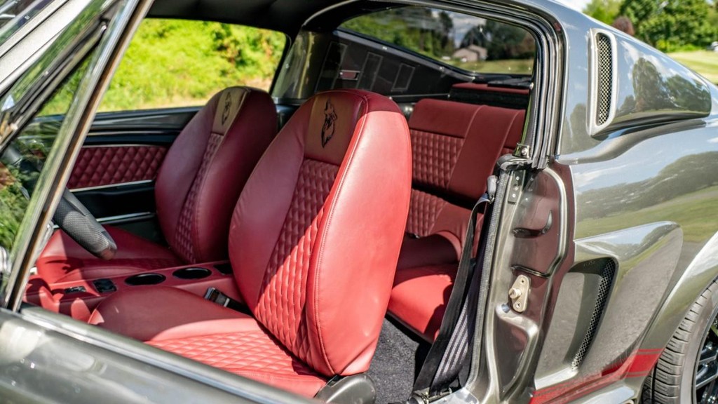 Ford Mustang Vehicle Full-screen Gallery Image 42