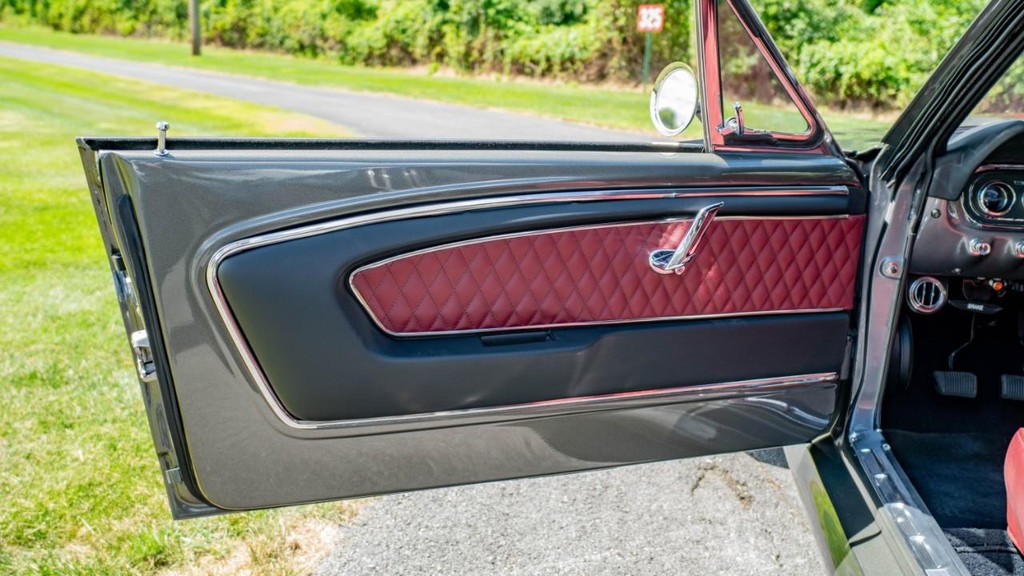 Ford Mustang Vehicle Full-screen Gallery Image 43