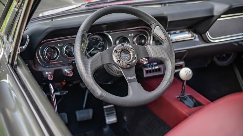 Ford Mustang Vehicle Full-screen Gallery Image 44