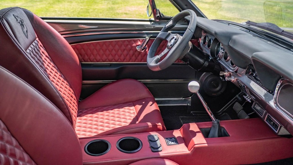 Ford Mustang Vehicle Full-screen Gallery Image 54