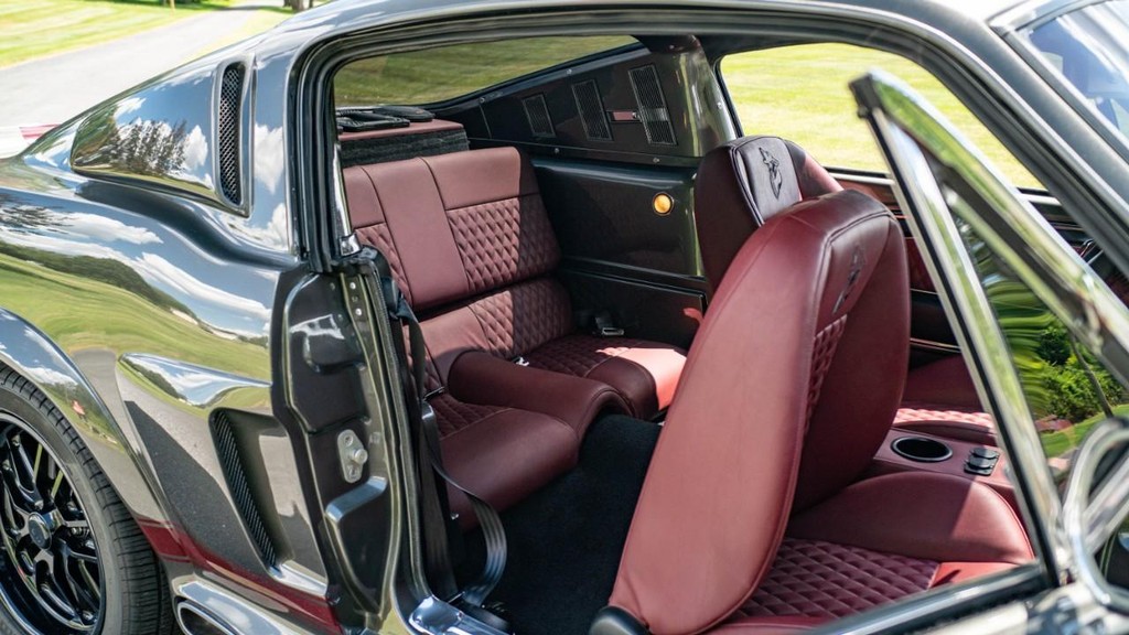 Ford Mustang Vehicle Full-screen Gallery Image 55