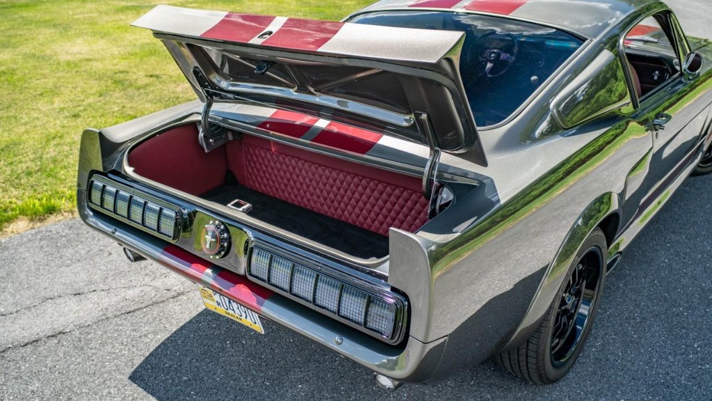 Ford Mustang Vehicle Full-screen Gallery Image 56