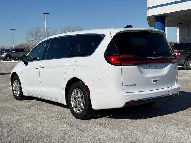 Chrysler Pacifica Vehicle Full-screen Gallery Image 03