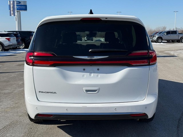 Chrysler Pacifica Vehicle Full-screen Gallery Image 04