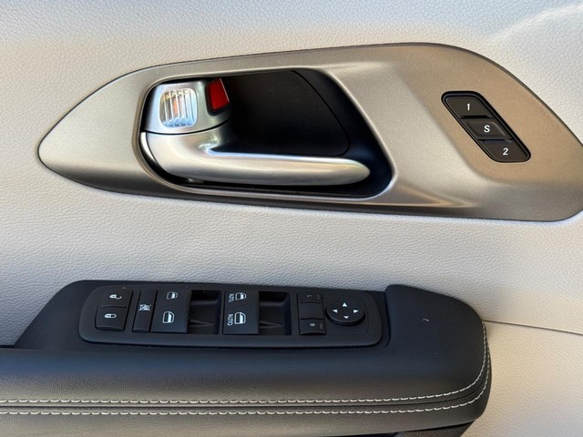 Chrysler Pacifica Vehicle Full-screen Gallery Image 25