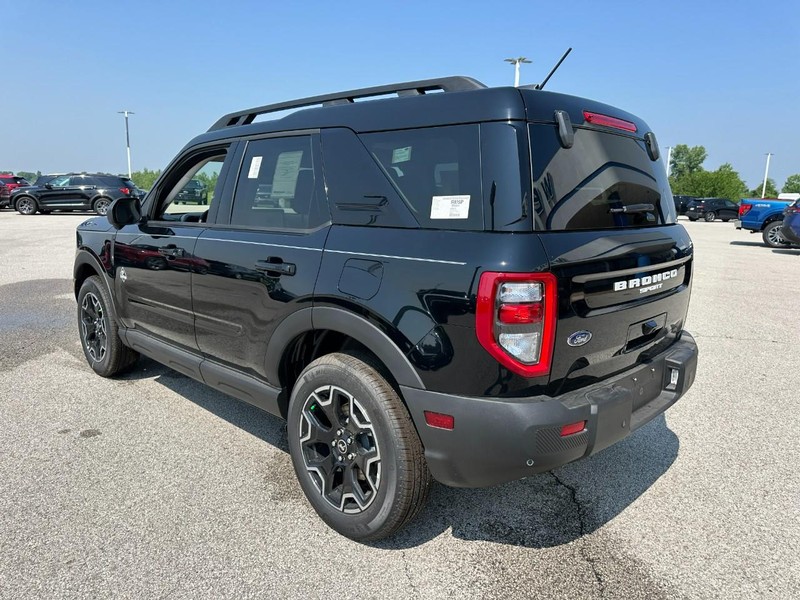 Ford Bronco Sport Vehicle Full-screen Gallery Image 3