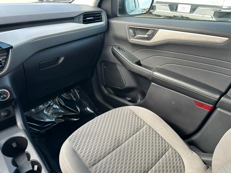 Ford Escape Vehicle Full-screen Gallery Image 11