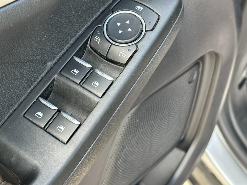 Ford Escape Vehicle Full-screen Gallery Image 12