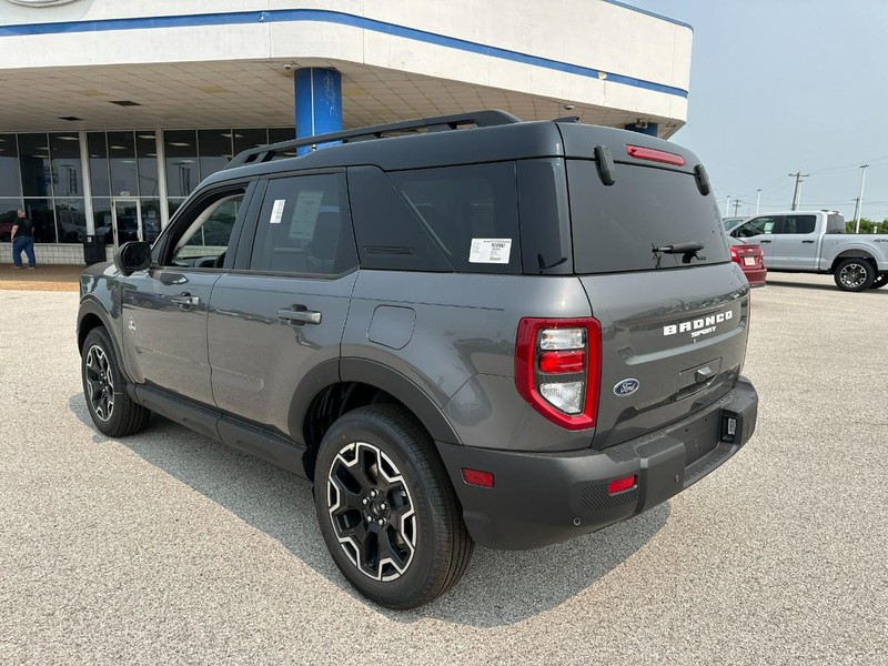 Ford Bronco Sport Vehicle Full-screen Gallery Image 3